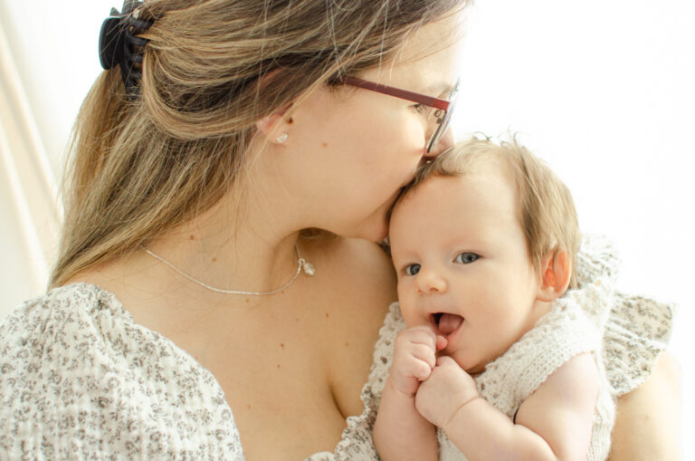3 måneders milepælsfotosession med healer-sygeplejerske-doula og fødselshjælper Julia Faurby Linnet i Studio Angelie Varde Danmark