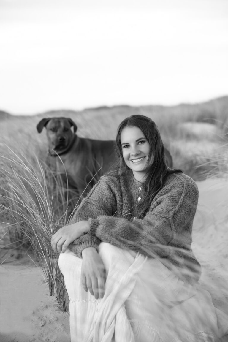 Schwarz-Weiß-Foto: Frau mit Hund in Blåvand, Hundefotografie in den Dünen.